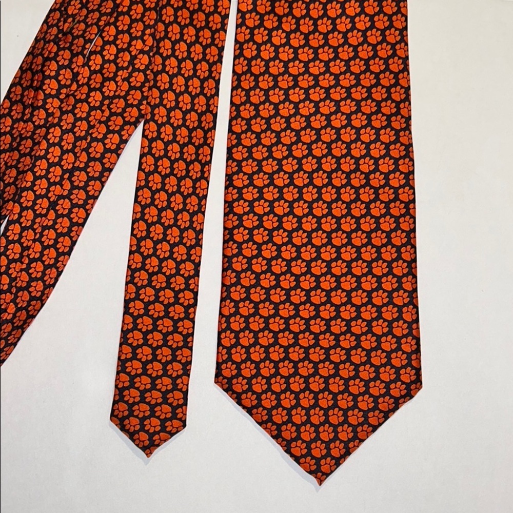 Rivetz of Boston vintage 100% silk Orange and Navy tiger paw Men's Tie.